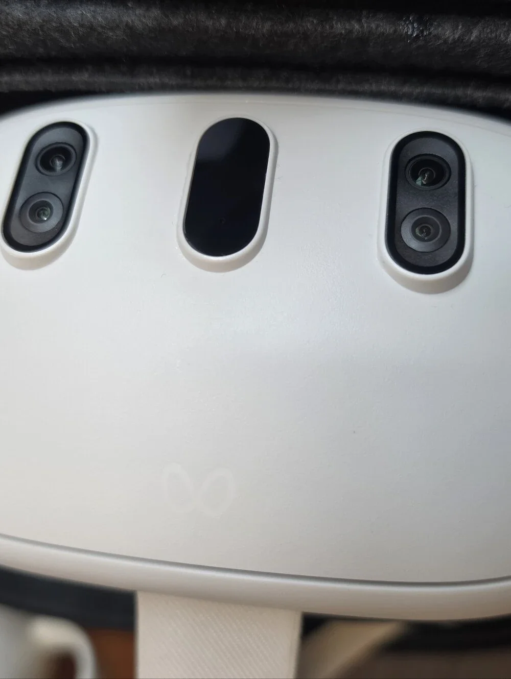 Quest 2 VR Headset with White Controllers - White